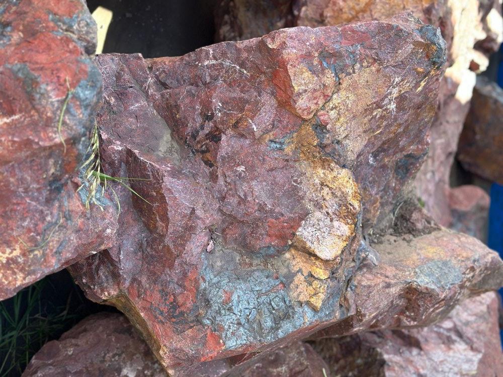 Камни для ландшафтного дизайна красно-фиолетовые 10-60 килограмм купить в Новокузнецке