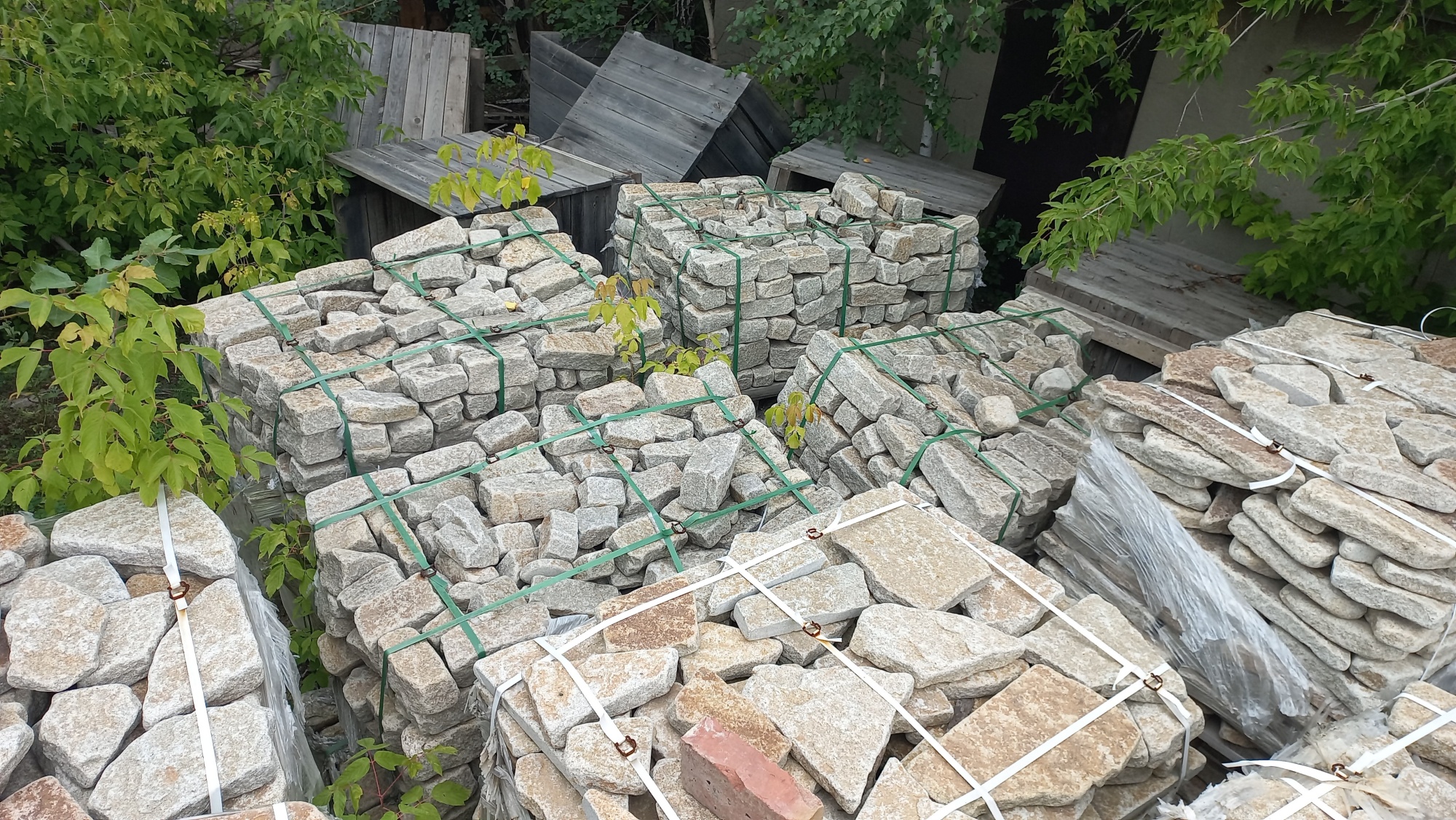 Плитняк галтованный гранитный для ландшафтного дизайна купить в Новокузнецке