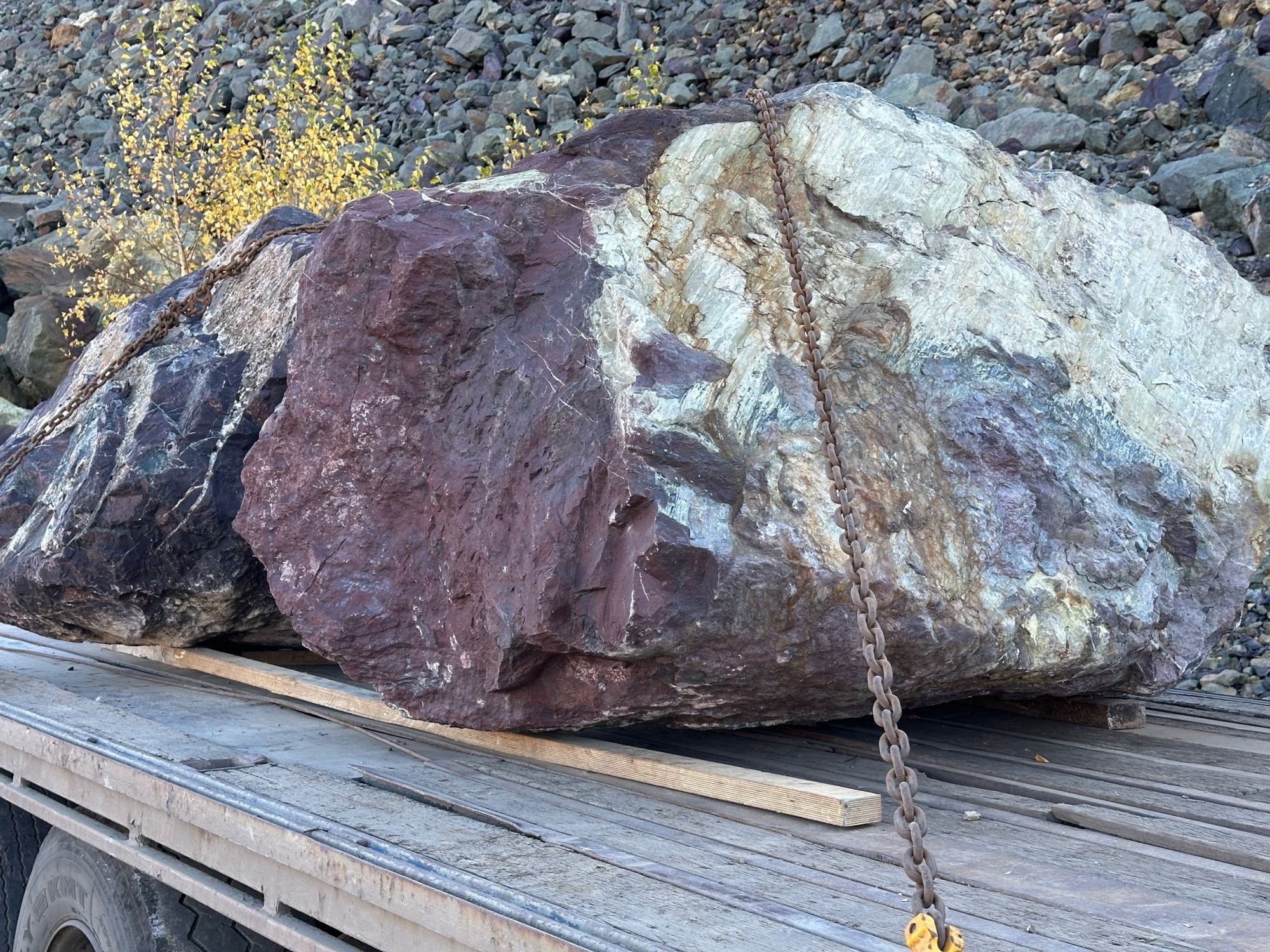 Огромные красно-фиолетовые валуны для ландшафтного дизайна весом более 5 тонн купить в Новокузнецке