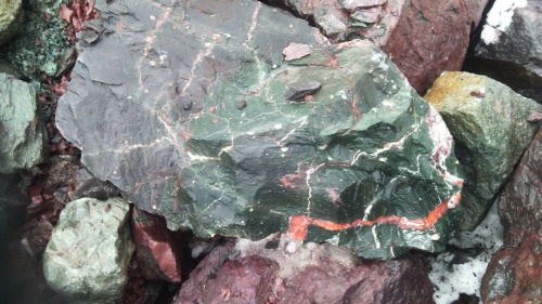 Гигантские зелёные валуны для ландшафтного дизайна весом более 5 тонн купить в Новокузнецке