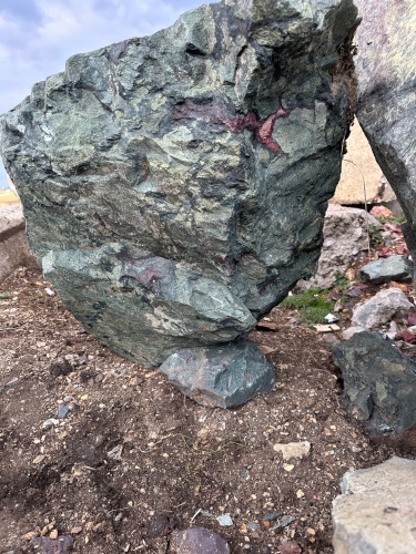 Гигантские зелёные валуны для ландшафтного дизайна весом более 5 тонн купить в Новокузнецке