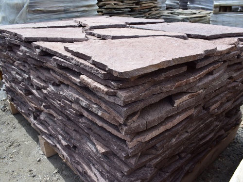 Плитняк лемезит бордовый для облицовки цоколя 20-25 мм  купить в Новокузнецке