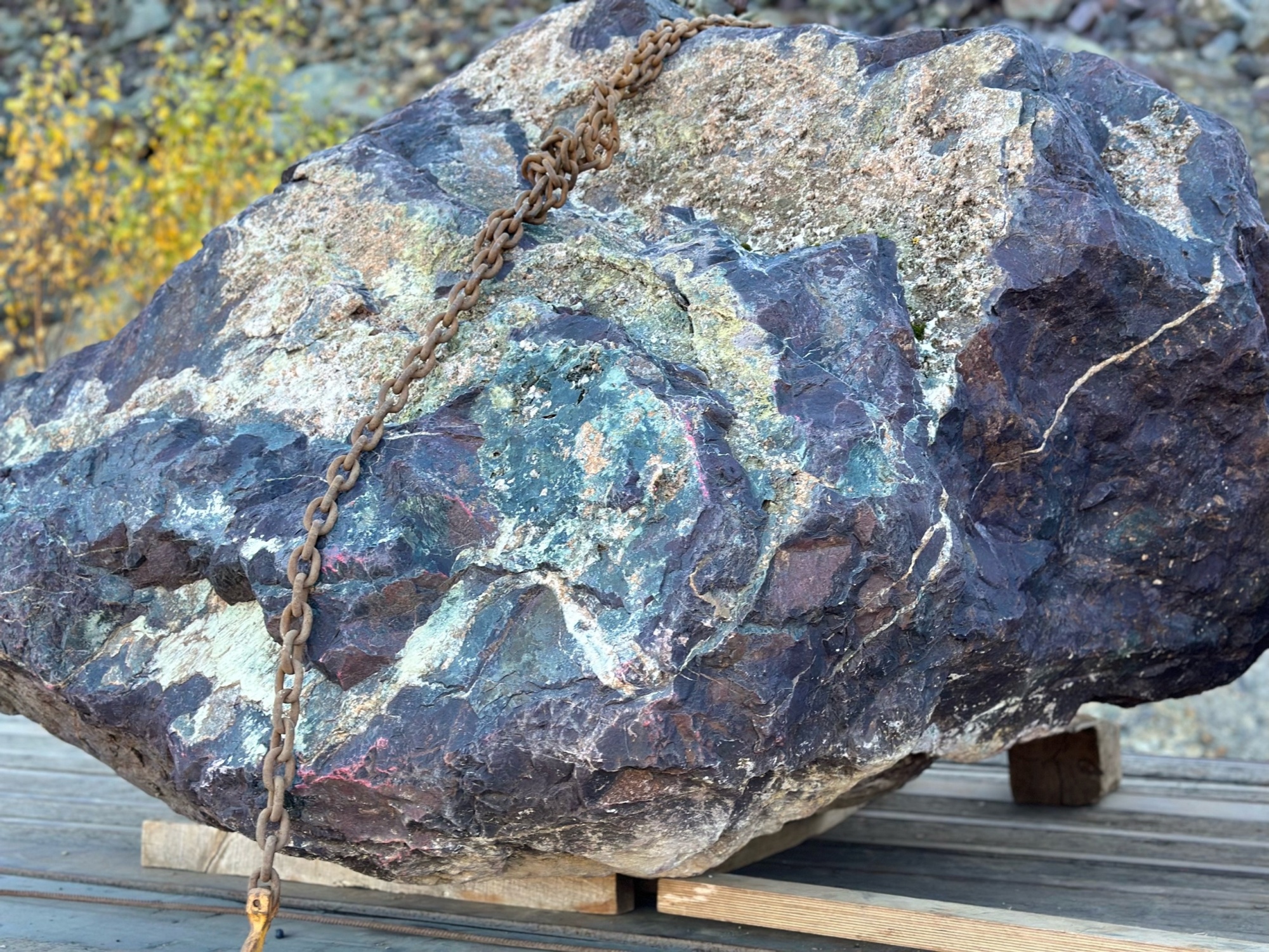 Огромные красно-фиолетовые валуны для ландшафтного дизайна весом более 5 тонн купить в Новокузнецке