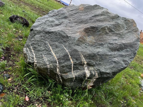 Гигантские зелёные валуны для ландшафтного дизайна весом более 5 тонн купить в Новокузнецке