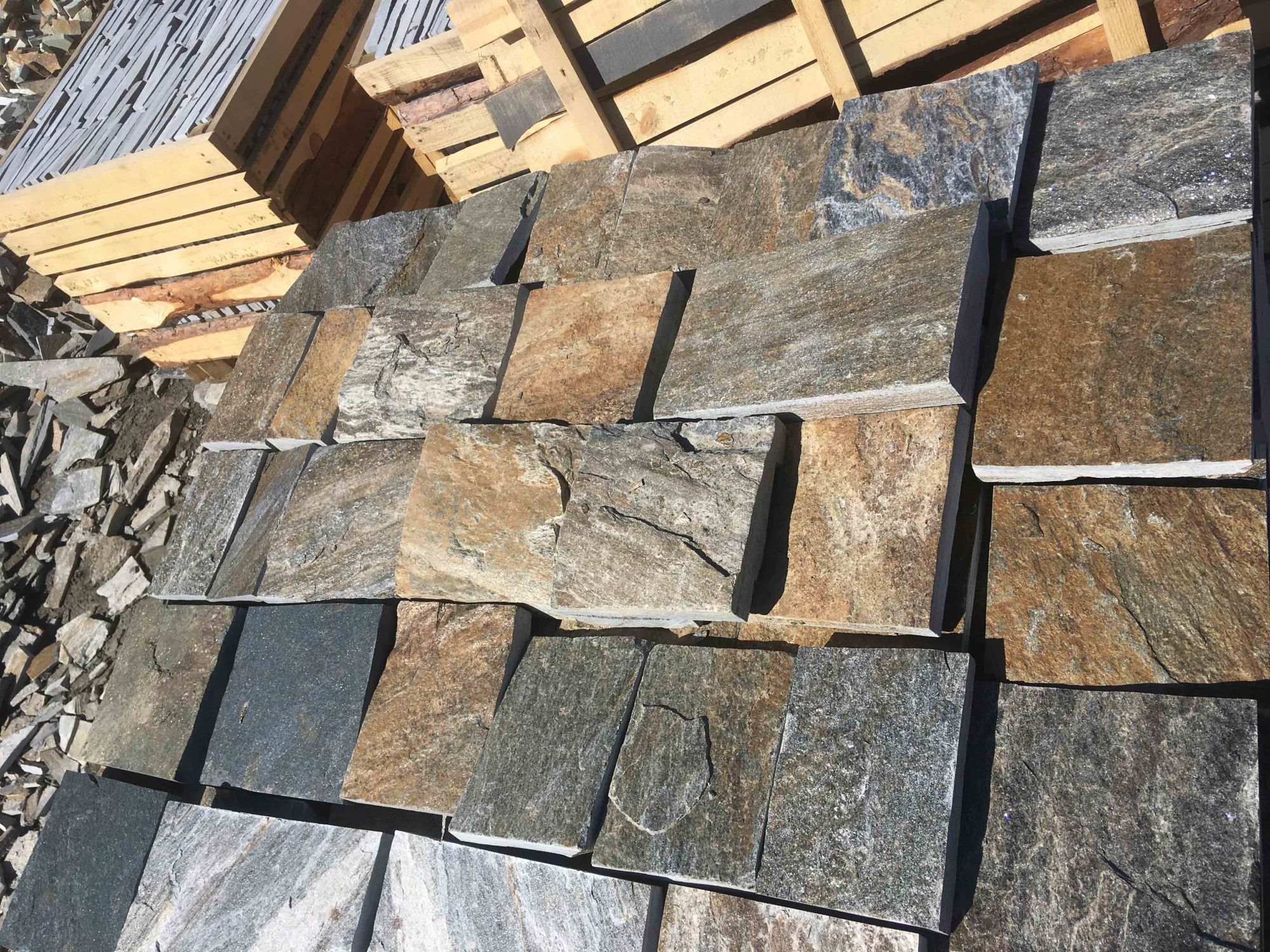 Плитка пилёная златолит Уральский для цоколя, отмостки купить в Новокузнецке