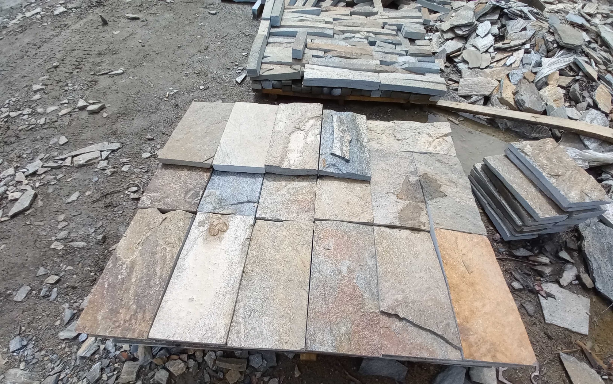 Плитка пилёная златолит Уральский для цоколя, отмостки купить в Новокузнецке