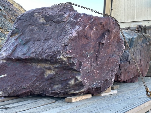 Огромные красно-фиолетовые валуны для ландшафтного дизайна весом более 5 тонн купить в Новокузнецке