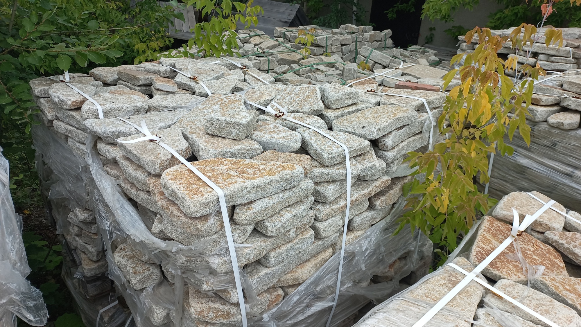 Плитняк галтованный гранитный для ландшафтного дизайна купить в Новокузнецке