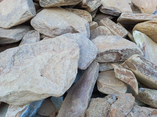 Златолит жёлтый, жёлто-зелёный глыбки и валуны для ланшафтного дизайна купить в Новокузнецке