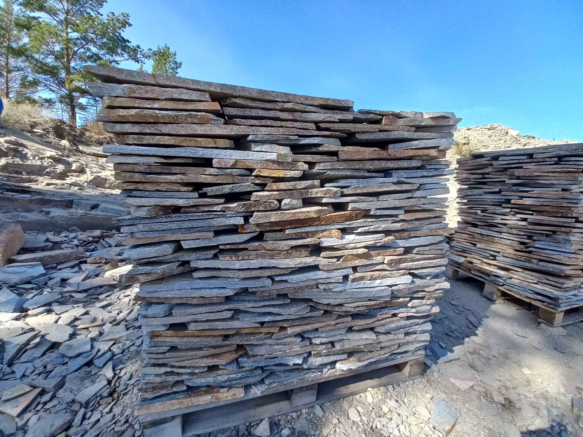 Плитняк златолит серебристый для фасада купить в Новокузнецке