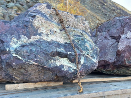 Огромные красно-фиолетовые валуны для ландшафтного дизайна весом более 5 тонн купить в Новокузнецке