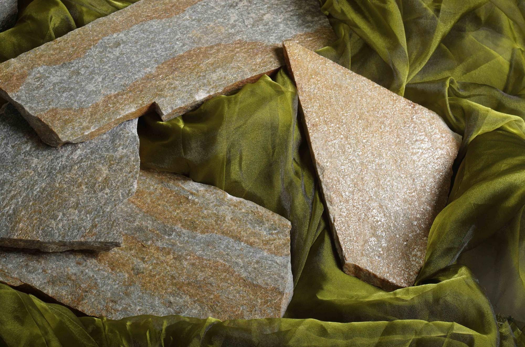 Плитняк златолит Уральский для цоколя, отмостки купить в Новокузнецке