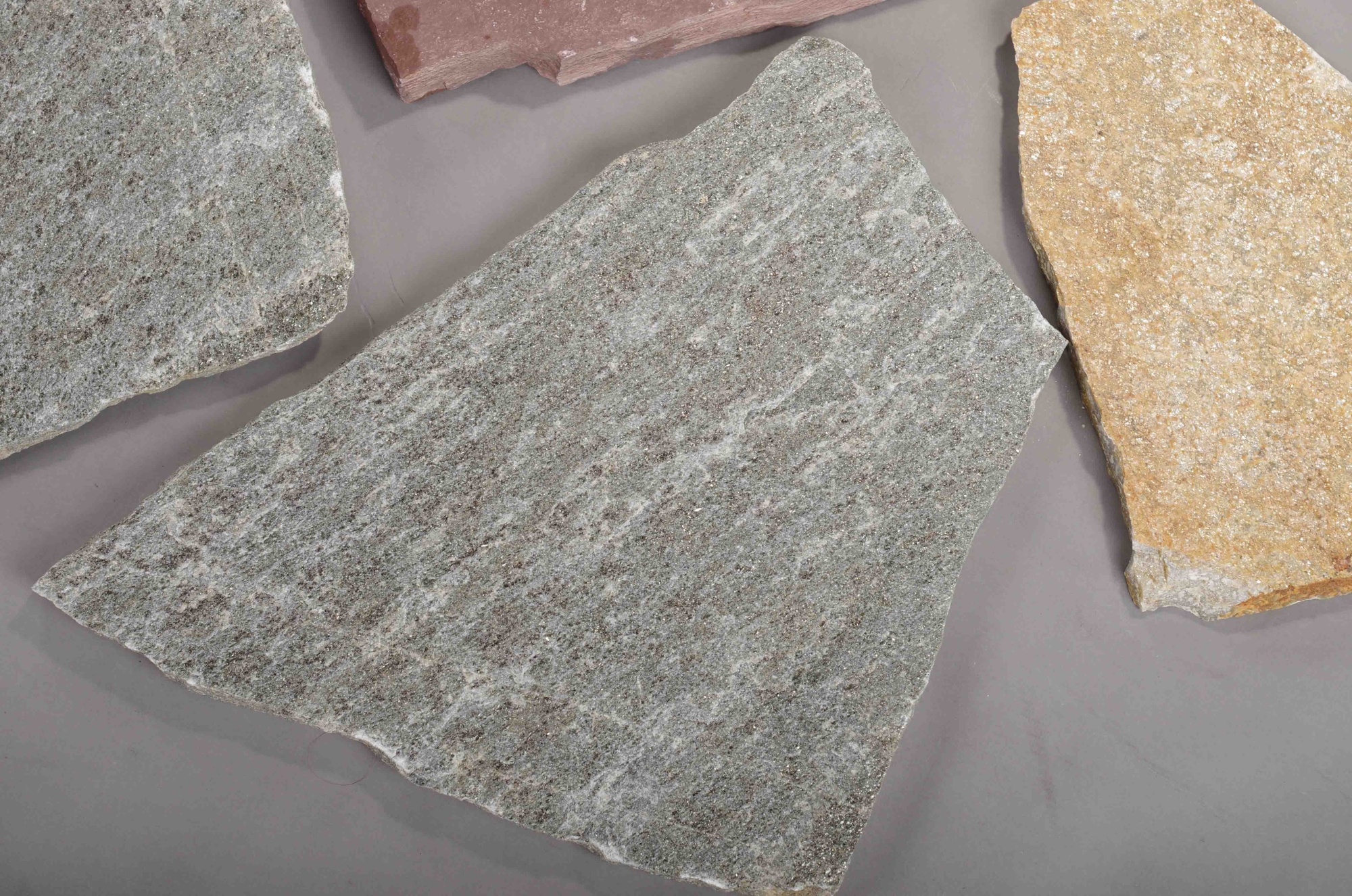 Плитняк златолит Уральский для цоколя, отмостки купить в Новокузнецке